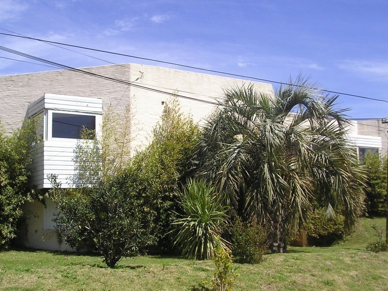 Moderna Casa en alquiler y venta, de líneas netas, en el corazón de La Barra.